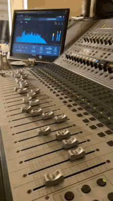 mixing-music-music-studio
